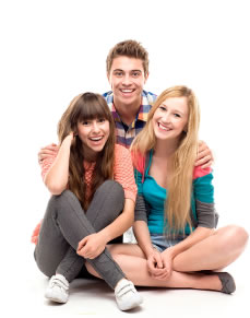 Foto de tres amigos jóvenes